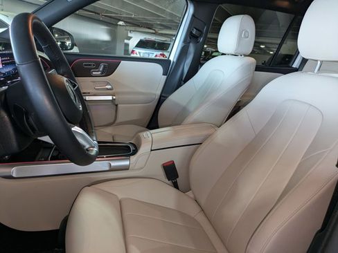 New 2025 Mercedes-Benz GLB 250 4MATIC image 16
