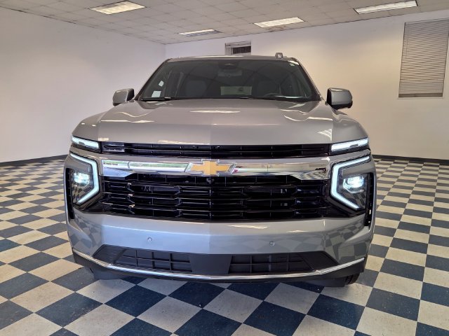 Used 2026 Chevrolet Suburban LS RWD image 2