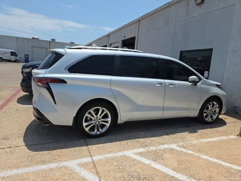 Used 2023 Toyota Sienna Platinum FWD image 6
