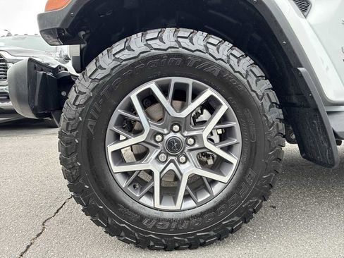Used 2024 Jeep Wrangler Unlimited Sahara AWD/4WD image 19