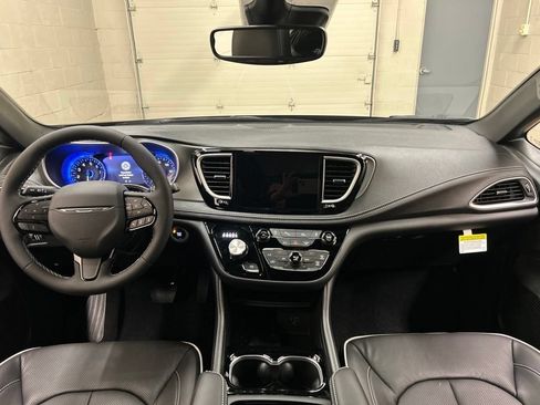 New 2027 Chrysler Pacifica Limited w/ S Appearance Package FWD image 18