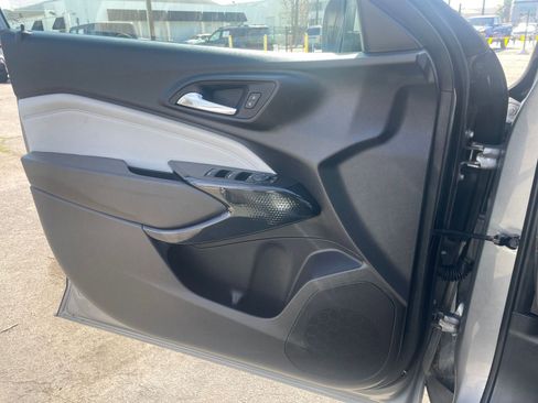 Used 2025 Chevrolet Trax LT w/ LT Convenience Package image 18