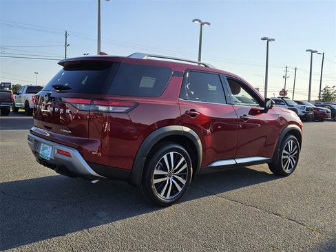 New 2025 Nissan Pathfinder Platinum image 13