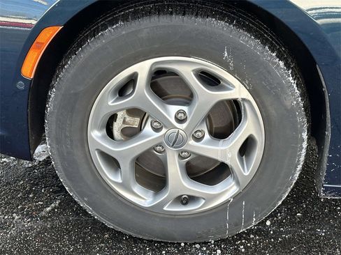 Used 2022 Chrysler Pacifica Limited image 9