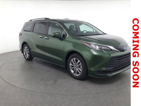 Used 2023 Toyota Sienna LE FWD image 3