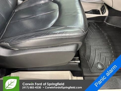 Used 2018 Chrysler Pacifica Touring-L image 11