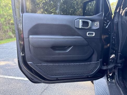Used 2023 Jeep Wrangler Unlimited Sahara AWD/4WD image 3