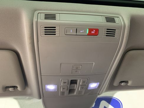 Used 2023 Volkswagen Taos SE w/ Panoramic Sunroof Package FWD image 27