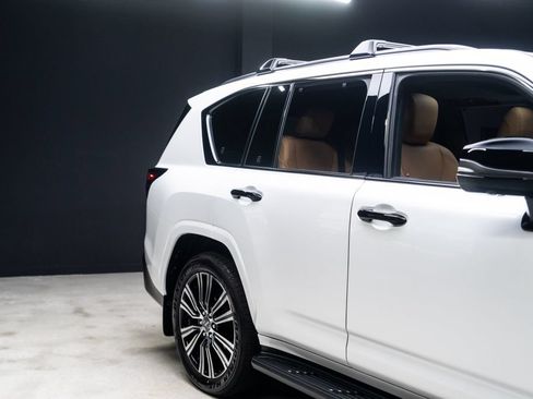 Used 2025 Lexus LX 600 4WD w/ Appearance Package image 14