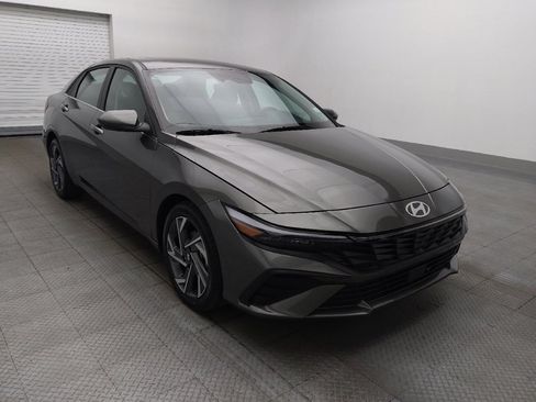 Used 2025 Hyundai Elantra SEL image 13