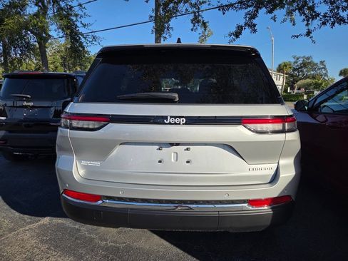 Certified 2025 Jeep Grand Cherokee Laredo RWD image 4