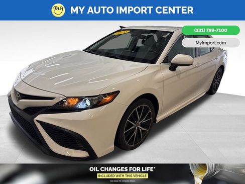 Used 2021 Toyota Camry SE image 3