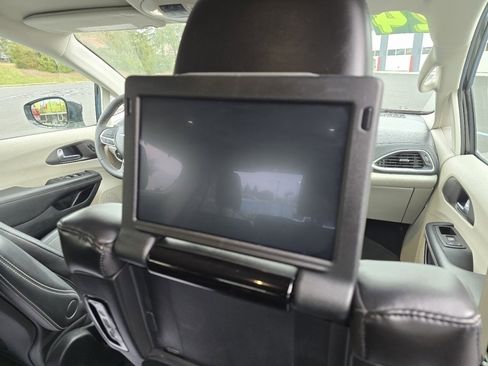 Used 2024 Chrysler Pacifica Touring-L w/ Uconnect Theater Family Group image 21