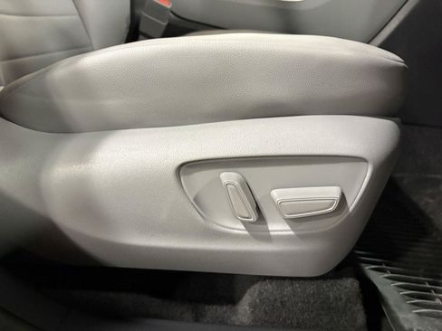 Used 2024 Toyota Highlander XLE AWD/4WD image 46