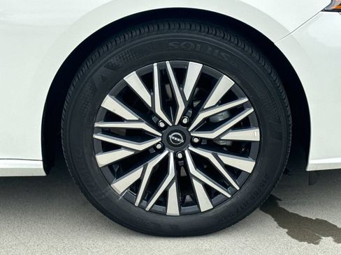 Used 2025 Nissan Altima 2.5 SV FWD image 11