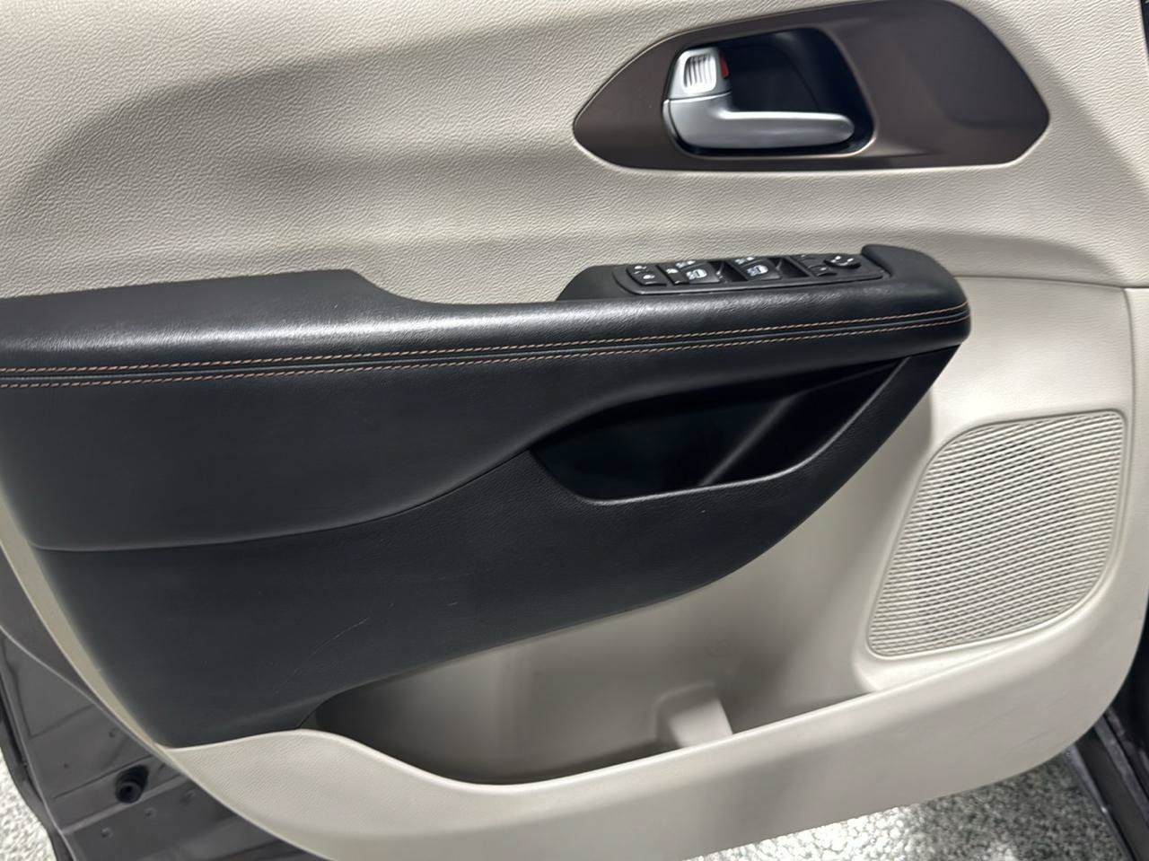 Used 2018 Chrysler Pacifica Touring-L Plus FWD image 16
