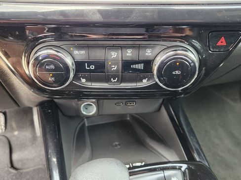 Used 2024 Chevrolet Trax RS w/ Sunroof Package FWD image 18