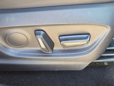 Used 2023 Toyota Crown Limited image 14