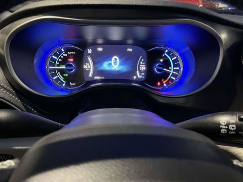 Used 2023 Chrysler Pacifica Touring-L image 37