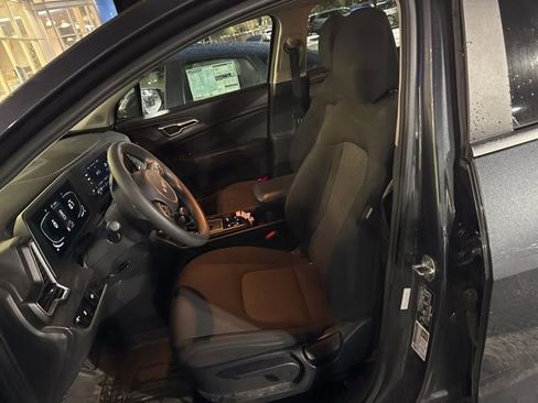 Used 2023 Kia Sportage LX image 7