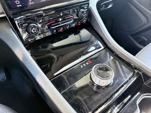 Used 2023 Jeep Grand Cherokee Limited w/ Black Appearance Package image 21