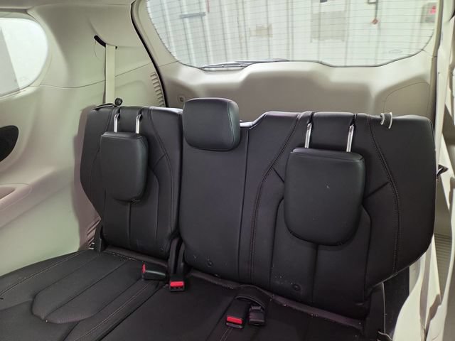 Used 2018 Chrysler Pacifica Touring-L Plus FWD image 16