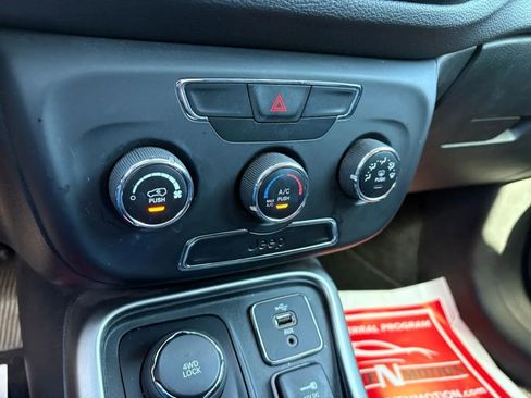 Used 2018 Jeep Compass Latitude image 29