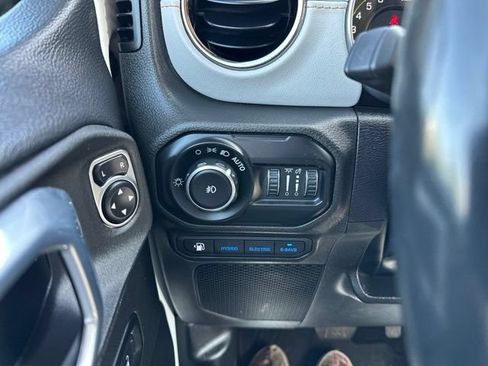 Used 2022 Jeep Wrangler Unlimited Sahara AWD/4WD image 27