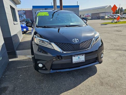 Used 2017 Toyota Sienna SE image 3