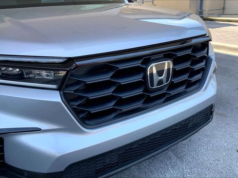 Used 2025 Honda Pilot Sport image 32