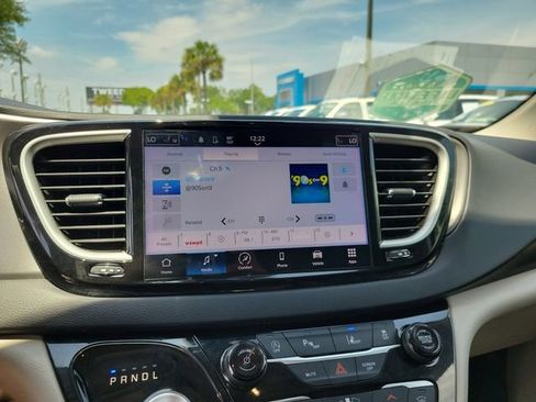Used 2023 Chrysler Pacifica Touring-L FWD image 34