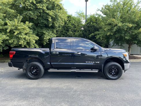 Used 2019 Nissan Titan SV w/ SV Convenience Package AWD/4WD image 10