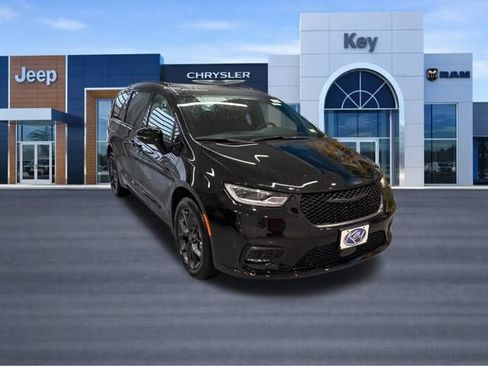New 2026 Chrysler Pacifica Select w/ S Appearance Package image 10
