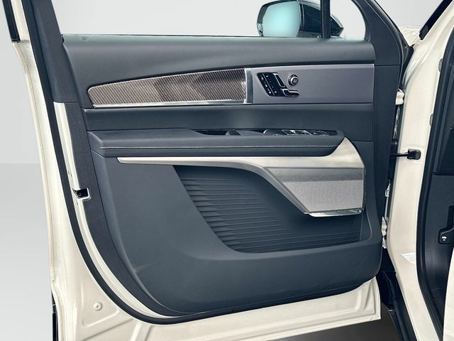New 2027 Cadillac Vistiq Sport w/ LPO, Floor Liner Package AWD/4WD image 8