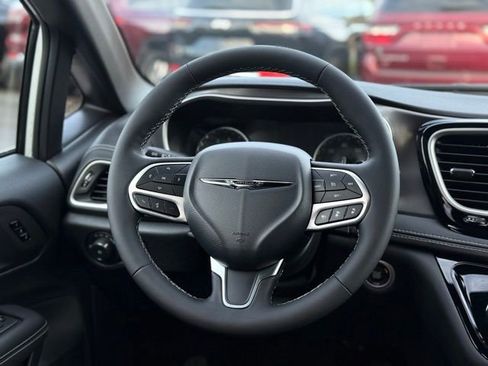 New 2026 Chrysler Pacifica Select image 17