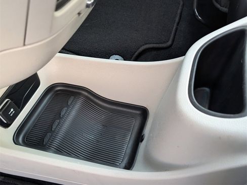 Used 2024 Chrysler Pacifica Touring-L image 15