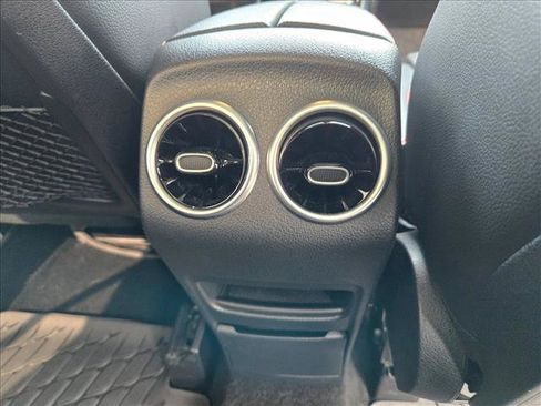 Used 2022 Mercedes-Benz GLB 250 image 17