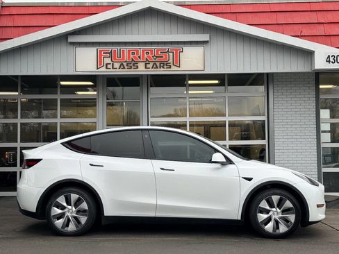 Used 2022 Tesla Model Y Long Range image 2