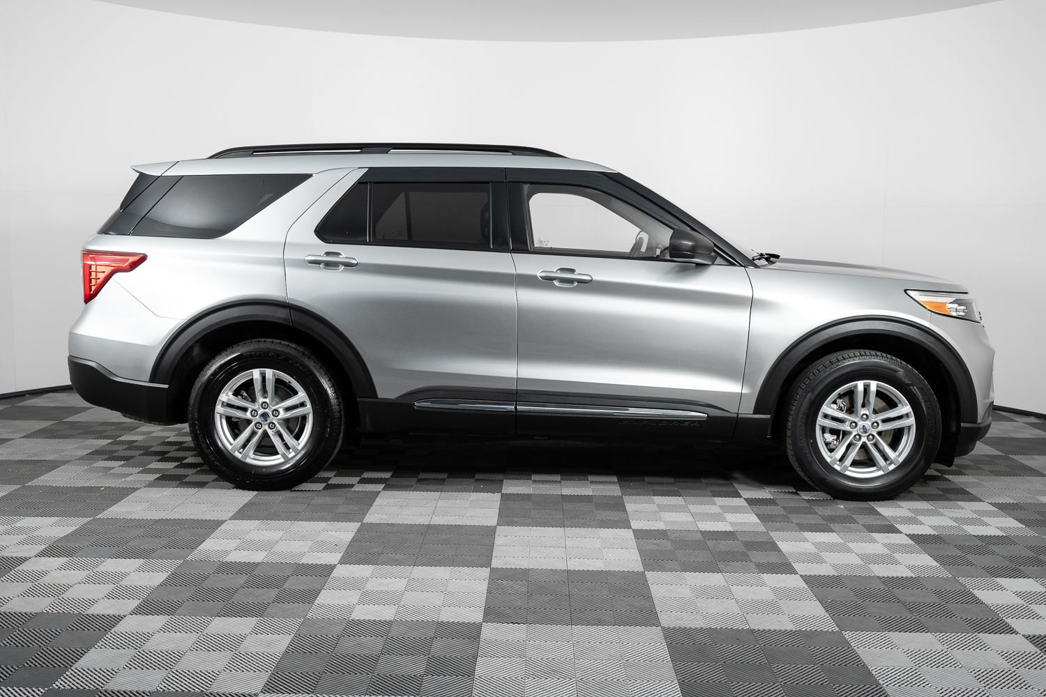 Used 2020 Ford Explorer XLT w/ Equipment Group 202A AWD/4WD image 9