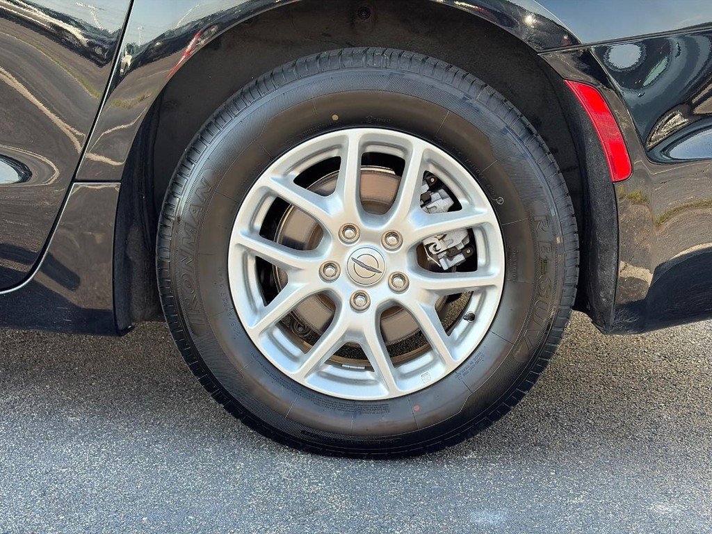 Used 2024 Chrysler Pacifica Touring-L FWD image 9