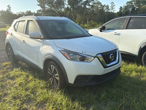 Used 2019 Nissan Kicks SV FWD image 3