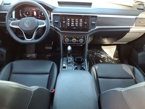 Certified 2023 Volkswagen Atlas SE w/ Black Wheel Package image 25