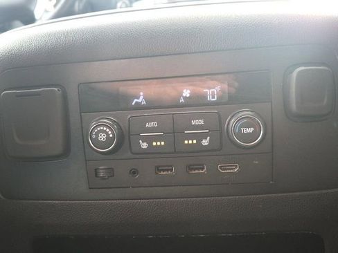 Used 2018 Chevrolet Suburban LT image 21