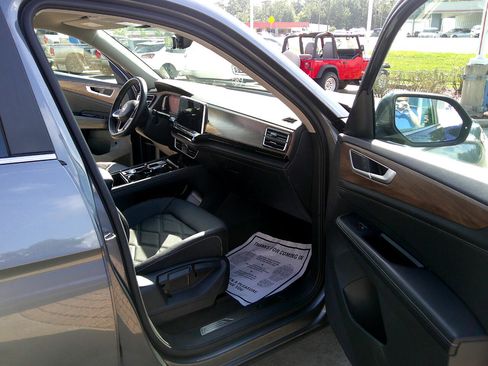 Used 2024 Volkswagen Atlas SE image 17