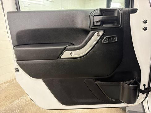 Used 2018 Jeep Wrangler Unlimited Sahara w/ Connectivity Group AWD/4WD image 15