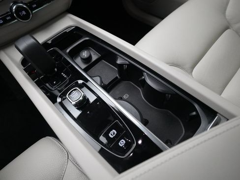 Used 2024 Volvo XC60 B5 Plus w/ Protection Package Premier image 17