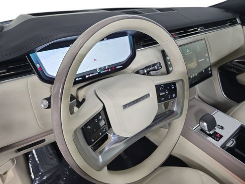 Used 2025 Land Rover Range Rover SE AWD/4WD image 4