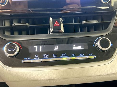 Used 2020 Toyota Corolla LE FWD image 25
