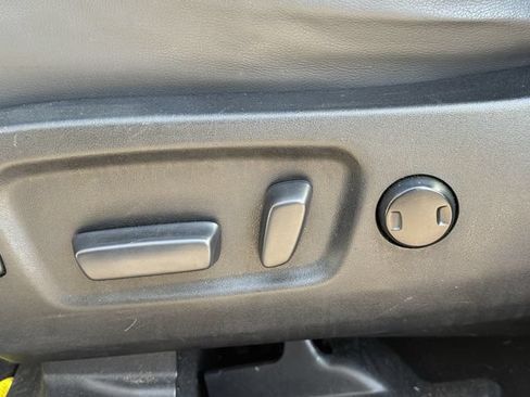 Used 2019 Toyota Highlander XLE AWD/4WD image 28