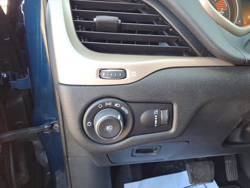 Used 2018 Jeep Cherokee Latitude w/ Cold Weather Group image 20